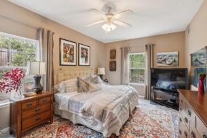 Ένα ή περισσότερα κρεβάτια σε δωμάτιο στο Exquisite 5-BR Estate on 7 Acres with Private Pond +25 φωτογραφίες