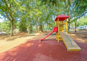 un parco giochi con uno scivolo in un parco di Camping Bijela Uvala - Eurocamp I Homair a Poreč (Parenzo)
