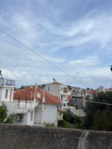 un edificio blanco con techo rojo en una ciudad en Little Diamond Stay, en Mytilini