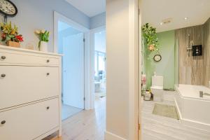Ένα μπάνιο στο Stunning Bright Two Bedroom Apartment In Southbourne +27 φωτογραφίες