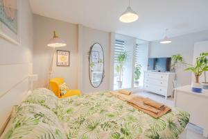 Ένα ή περισσότερα κρεβάτια σε δωμάτιο στο Stunning Bright Two Bedroom Apartment In Southbourne