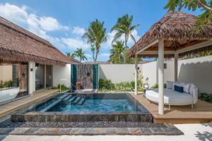 マレにあるJW Marriott Maldives Kaafu Atoll Island Resortのスイミングプール(ベッド1台、デッキ付)が備わるヴィラです。