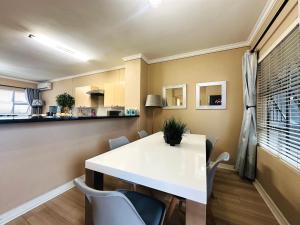 Dapur atau dapur kecil di Luxury Apartments West Point Sandton 2