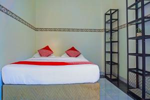 Postel nebo postele na pokoji v ubytování Hotel O Wisma Amrach