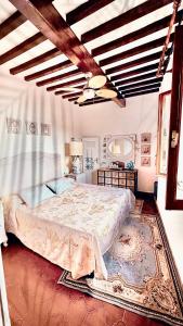 ポルトフェッラーイオにあるLa Cartomante di Bonaparteの部屋の中に大きなベッドがある寝室