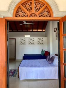 Postel nebo postele na pokoji v ubytování Costa's Villa, Tropical Oasis, Mirissa Balcony Room