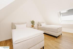 ein Schlafzimmer mit einem Bett, einer Couch und einem Sessel in der Unterkunft 139 QM - Exklusiv auf 2 Etagen - Werse Loft by youpartments in Münster