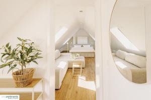 ein Wohnzimmer mit einem Bett und einer Couch in der Unterkunft 139 QM - Exklusiv auf 2 Etagen - Werse Loft by youpartments in Münster