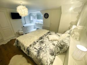 a bedroom with a bed with a comforter at Ici, dort un Yeti in Planay