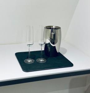 two wine glasses and a blender on a counter at Ici, dort un Yeti in Planay