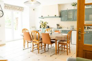 a dining room with a table and chairs in a kitchen at Évasion à Oiry Villa Madeline in Oiry