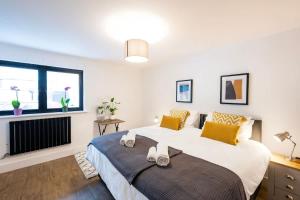 Un dormitorio con una cama grande y una ventana. en The Upside Down Eco House - Free parking with no height restrictions, en Bristol