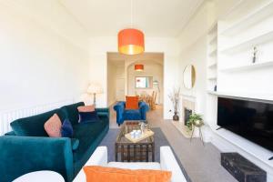 sala de estar con sofás azules y chimenea en Spacious and quiet ground floor flat, en Bristol 42 fotos más