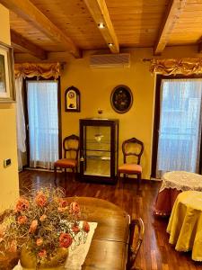 a living room with a table with flowers on it at Apartment Manzoni Bardolino Center in Bardolino