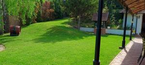 A garden outside Apartman u potkrovlju