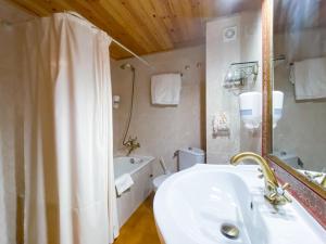 A bathroom at Casa Rural Macia - Apartamentos