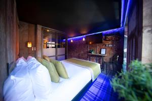 Postel nebo postele na pokoji v ubytování Briggate Hotel
