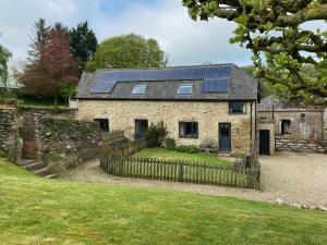 曼海德Allercott Farm的屋顶装有太阳能电池板的房子