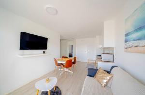 TV a/nebo společenská místnost v ubytování APARTAMENT PRZY WYDMIE