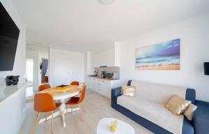TV a/nebo společenská místnost v ubytování APARTAMENT PRZY WYDMIE
