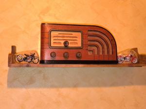 an old radio is sitting on a shelf at Jinoba25 in Castillo de Bayuela