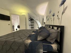 Un dormitorio con una cama con almohadas encima. en Thangima, en Gallipoli