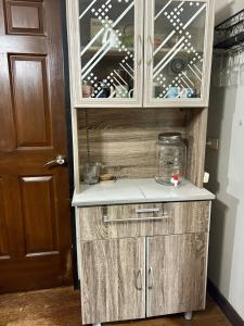 Η κουζίνα ή μικρή κουζίνα στο NEW! 3BR Home in Serene Pasig Condo with Fast Wifi
