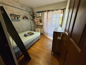 Ένα ή περισσότερα κρεβάτια σε δωμάτιο στο NEW! 3BR Home in Serene Pasig Condo with Fast Wifi