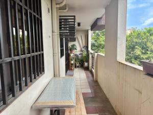 Μπαλκόνι ή βεράντα στο NEW! 3BR Home in Serene Pasig Condo with Fast Wifi +22 φωτογραφίες