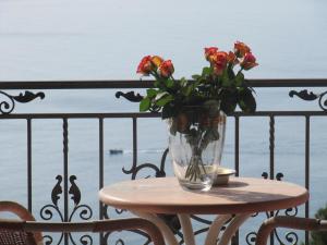 Rõdu või terrass majutusasutuses Hotel Martino