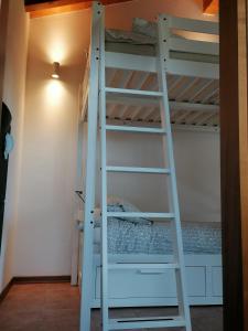 Palanda nebo palandy na pokoji v ubytování Villa Madi
