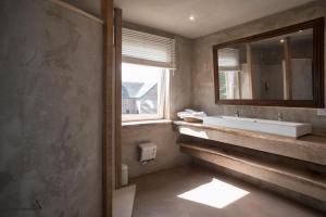 Koupelna v ubytování La Maison du Vivier - Gîte de charme avec jardin près de Durbuy + 38 fotografií