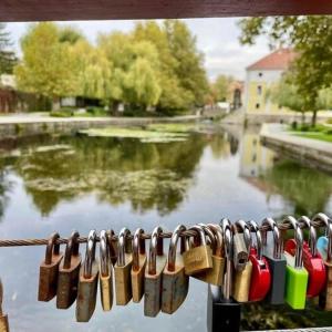 Výhled na řeku, která protéká v blízkosti apartmánu