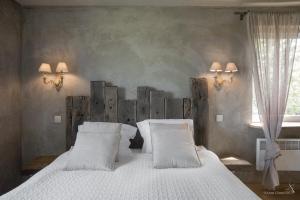 Postel nebo postele na pokoji v ubytování La Maison du Vivier - Gîte de charme avec jardin près de Durbuy