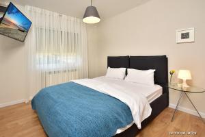 Postel nebo postele na pokoji v ubytování Malki House- Greek Cabin with Private Spa Hot Tub