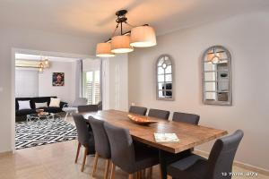 Posezení v ubytování Malki House- Greek Cabin with Private Spa Hot Tub