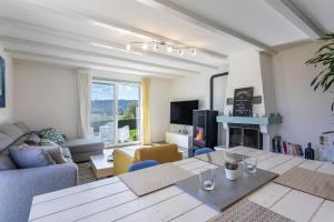 ein Wohnzimmer mit einem Tisch und einem Kamin in der Unterkunft le19ème Vuissens in Vuissens