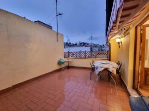 eine Terrasse mit Tisch und Stühlen auf einem Balkon in der Unterkunft Guest house degli scalzi in Gaeta