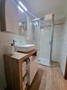 ein Badezimmer mit Waschbecken und Glasdusche in der Unterkunft Guest house degli scalzi in Gaeta