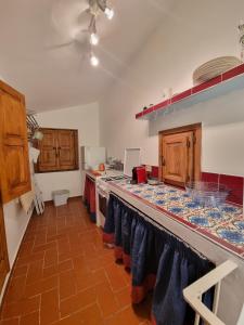 eine Küche mit einer langen Theke in einem Zimmer in der Unterkunft Guest house degli scalzi in Gaeta