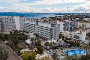 Bazén v ubytování Bahía de Alcudia Hotel & Spa nebo v jeho okolí