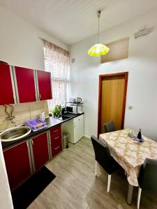 Kuchyňa alebo kuchynka v ubytovaní Two-bedrooms apartment with balcony and sea view,near Old town + 15 fotografií