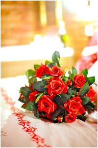 a bouquet of red roses sitting on a table at Le Chalet romantique, SPA XXL, Écran cinéma, Lit king size, cascade d'eau in Bourgoin