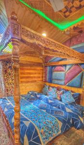 Postel nebo postele na pokoji v ubytování Luxury Shreen Houseboat