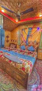 Postel nebo postele na pokoji v ubytování Luxury Shreen Houseboat