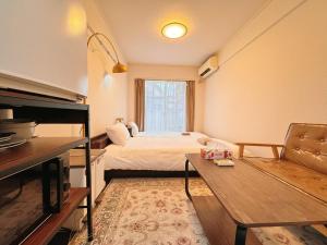 东京Home Story in Tokyo Kanamachi&東京屋語的一间有床和窗户的小房间