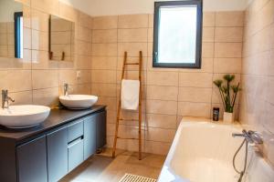 La salle de bains est pourvue de 2 lavabos, d'une baignoire et d'une fenêtre. dans l'établissement Casa Cavu di Santa Lucia, à Sainte-Lucie de Porto-Vecchio 21 autres photos