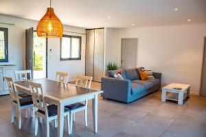 un salon avec une table et un canapé dans l'établissement Casa Cavu di Santa Lucia, à Sainte-Lucie de Porto-Vecchio