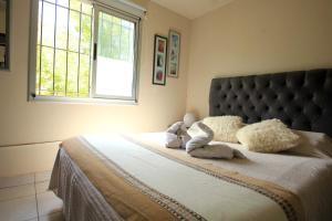 a bedroom with a bed with two stuffed animals on it at Alquiler Temporario Departamento Pucará Jujuy in San Salvador de Jujuy