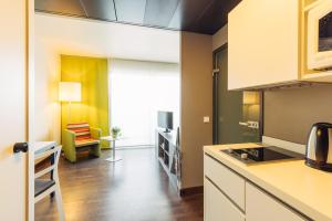 Eldhús eða eldhúskrókur á harry's home Hart bei Graz hotel & apartments